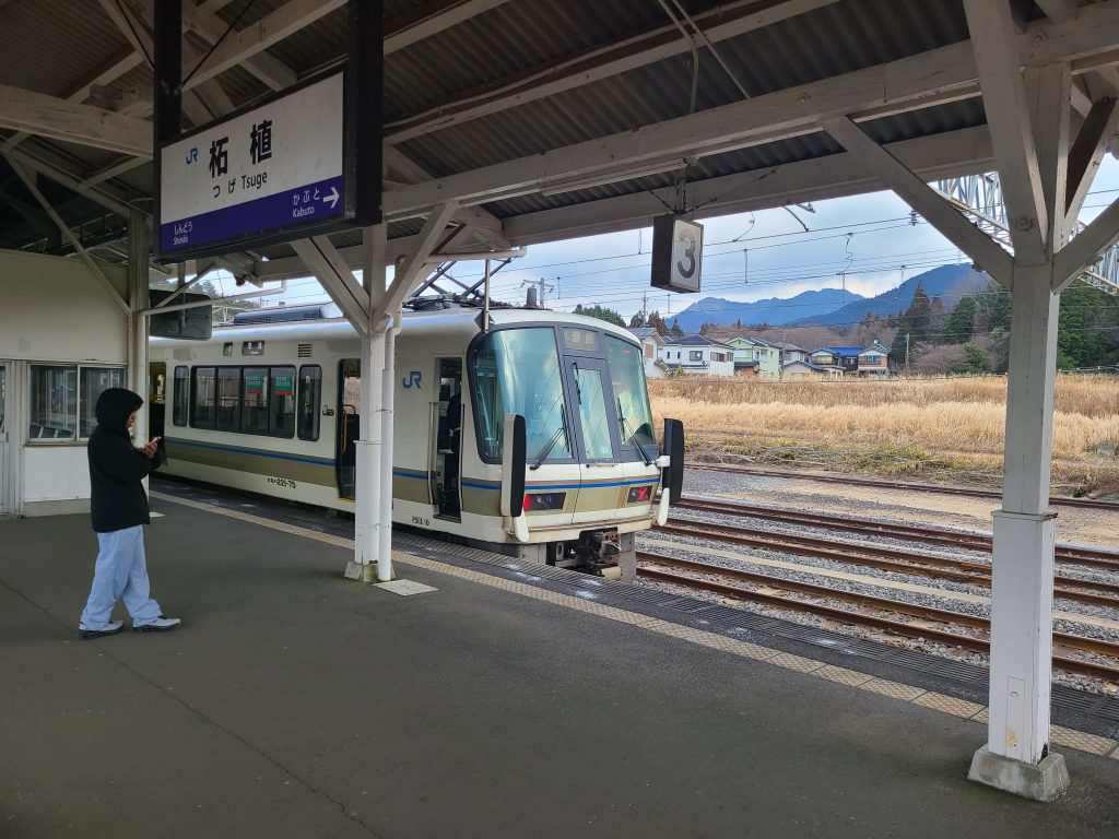 柘植駅に到着した221系