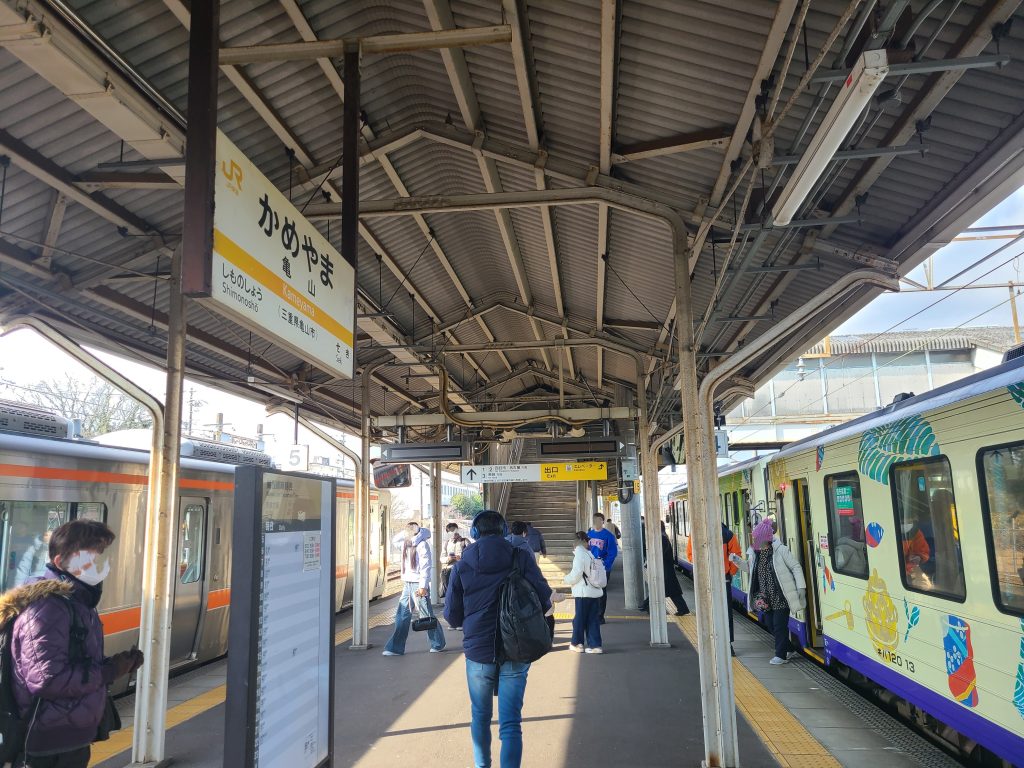 亀山駅　駅名標