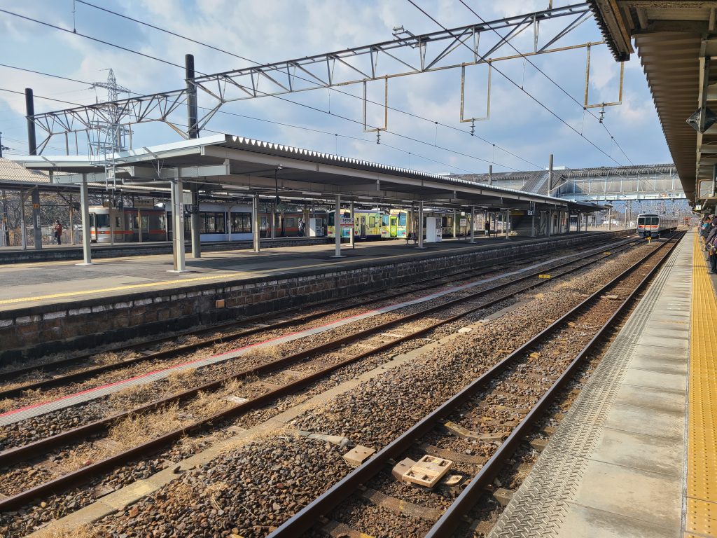 亀山駅構内（加茂ゆき普通、伊勢線列車、名古屋方面へのＪＲ東海の電車）
