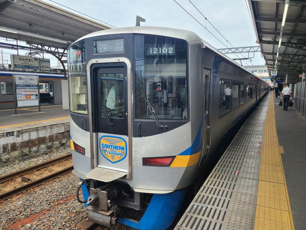 和歌山市駅に停車する12000系特急サザン難波ゆき