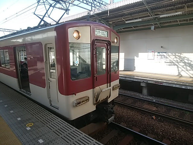 河内山本駅で出発を待つ　普通　信貴山口ゆき