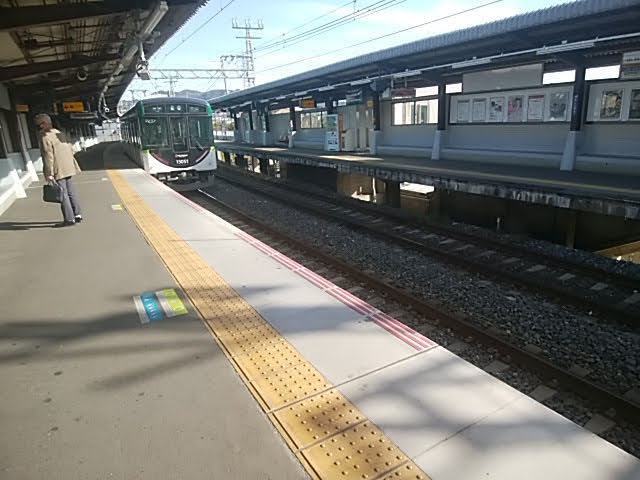 六地蔵駅を出発する京阪電車