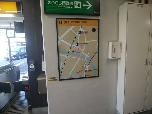 京阪六地蔵駅にあるＪＲ奈良線・京都市営地下鉄東西線との乗り換え案内