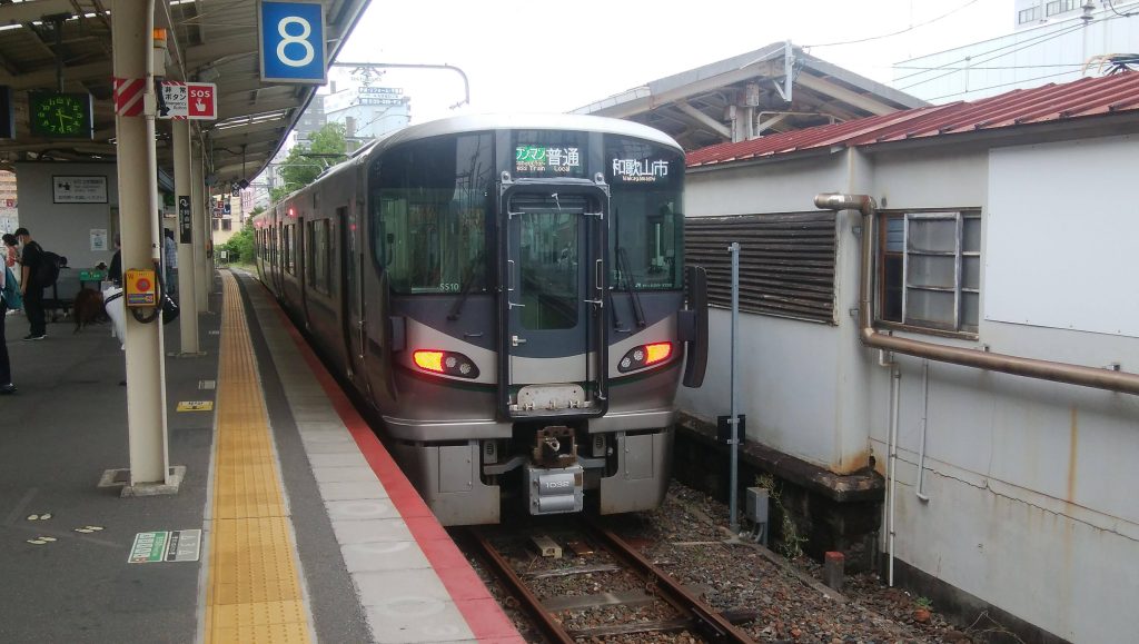 和歌山駅に停車する和歌山市ゆき電車