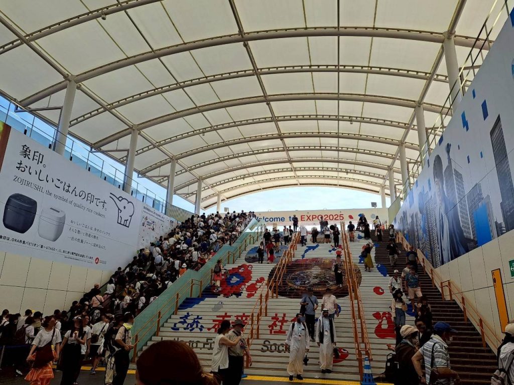 夢洲駅地上への出入口