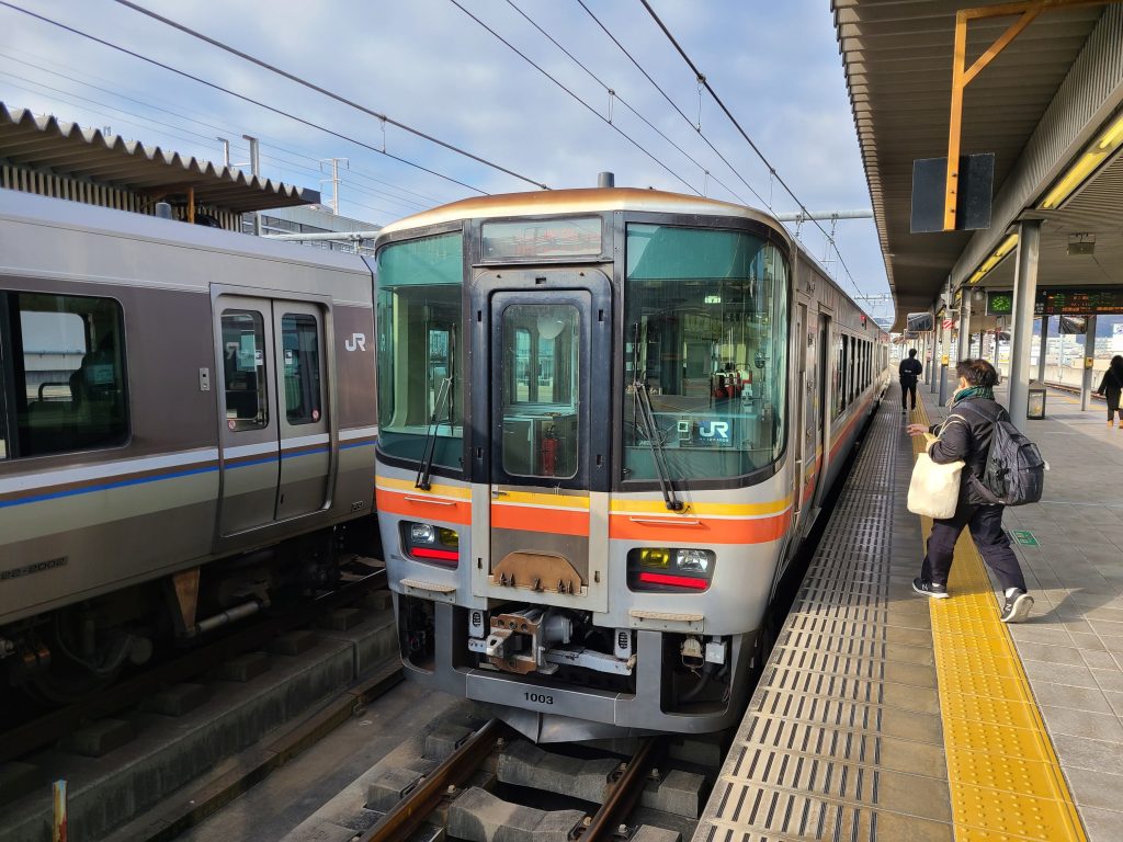 姫路駅に停車する姫新線播磨新宮ゆき