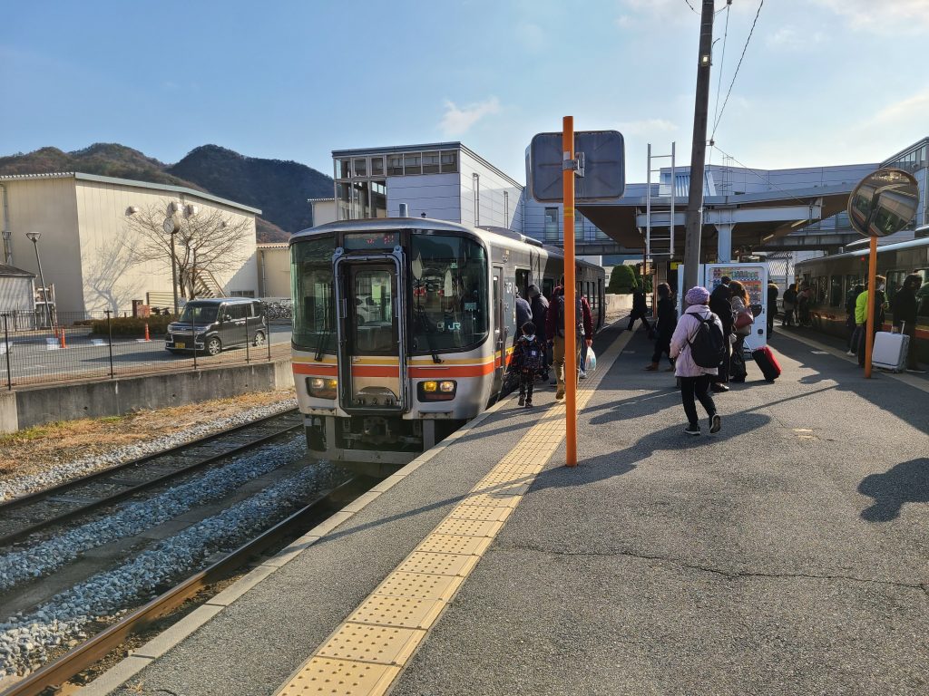 播磨新宮駅に停車する作用行き列車