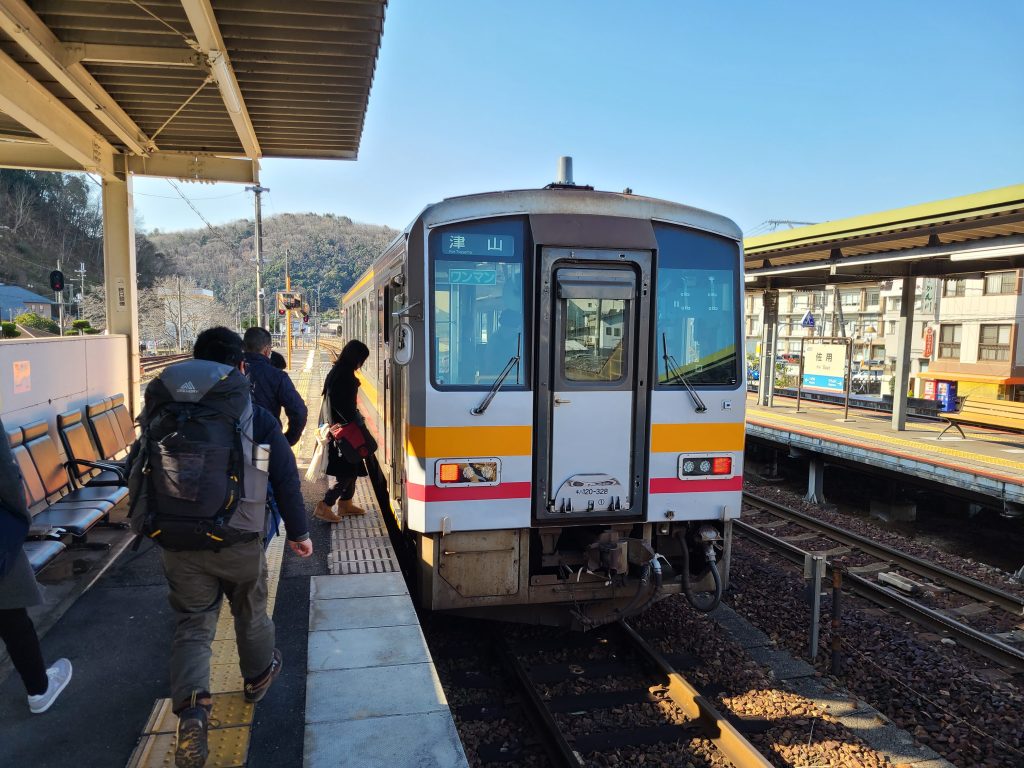 作用駅に停車する津山ゆき列車