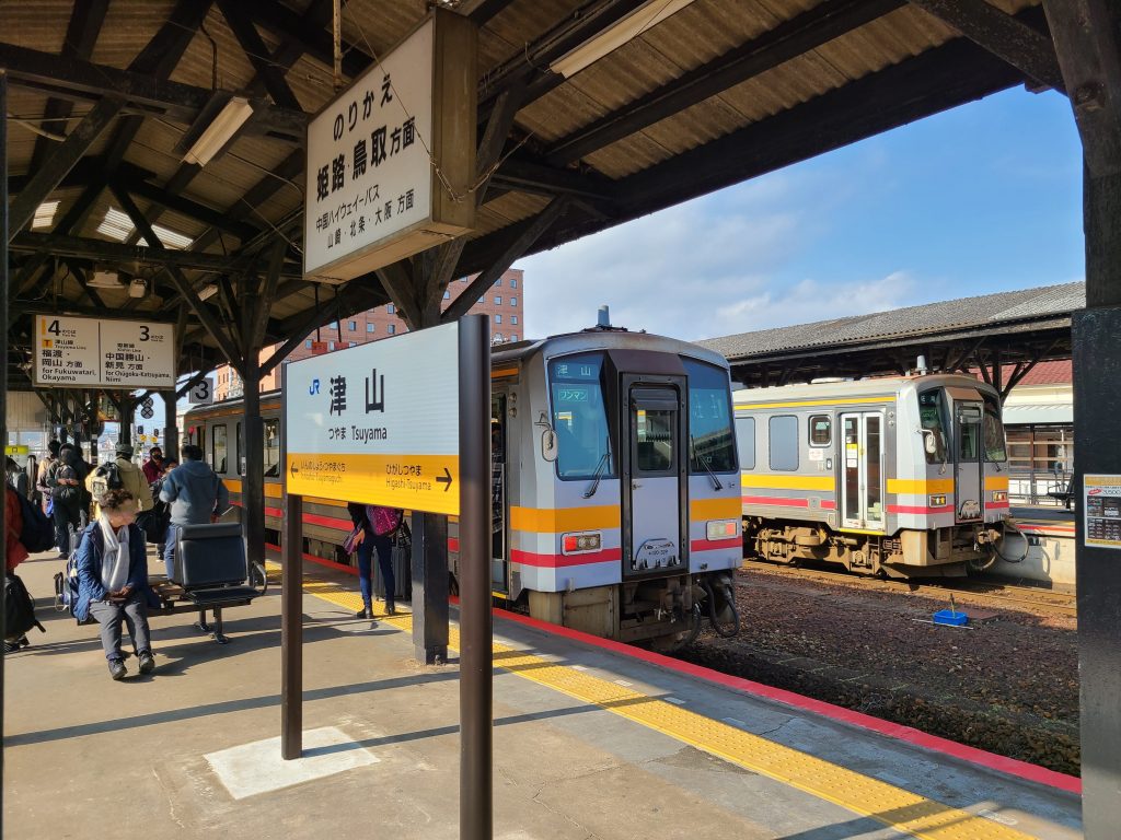 津山駅に到着した姫新線津山行き