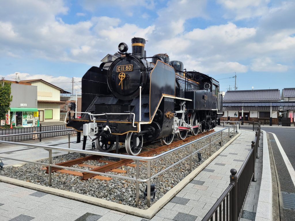 津山駅前広場に設置されているＣ11蒸気機関車