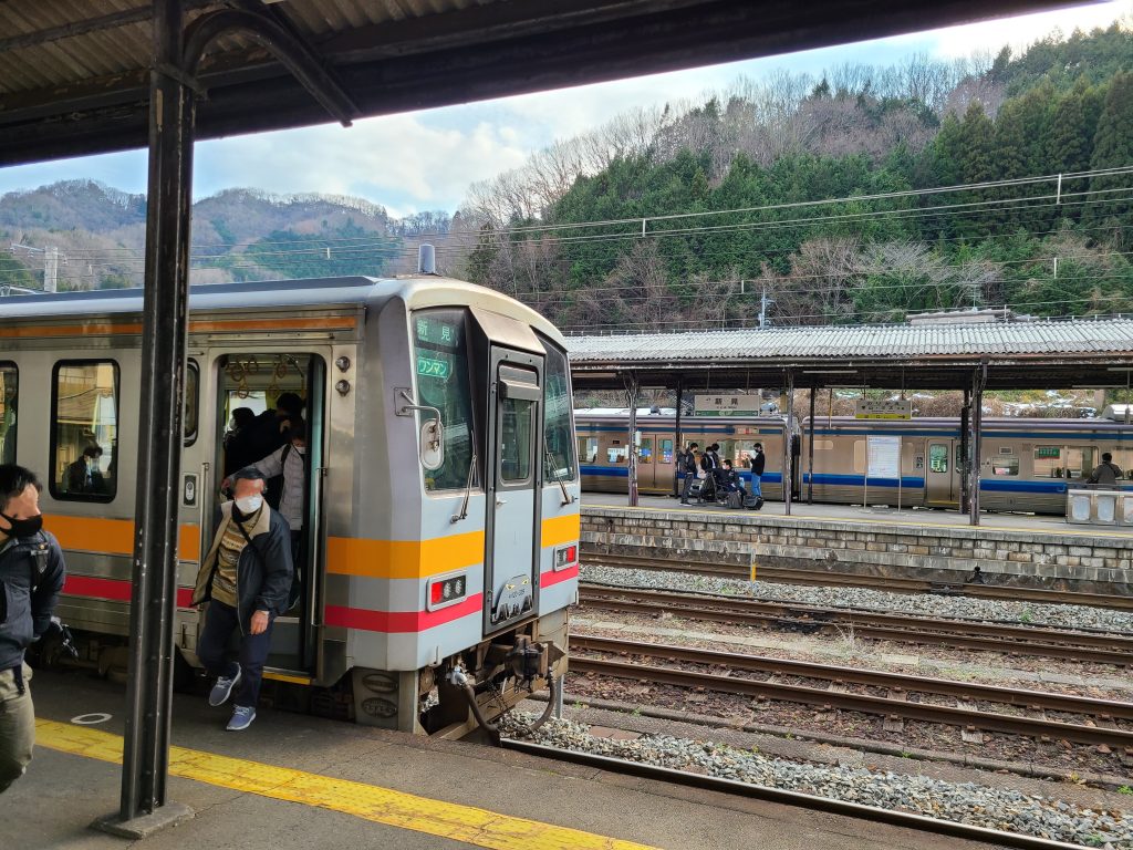 新見駅に停車する姫新線列車