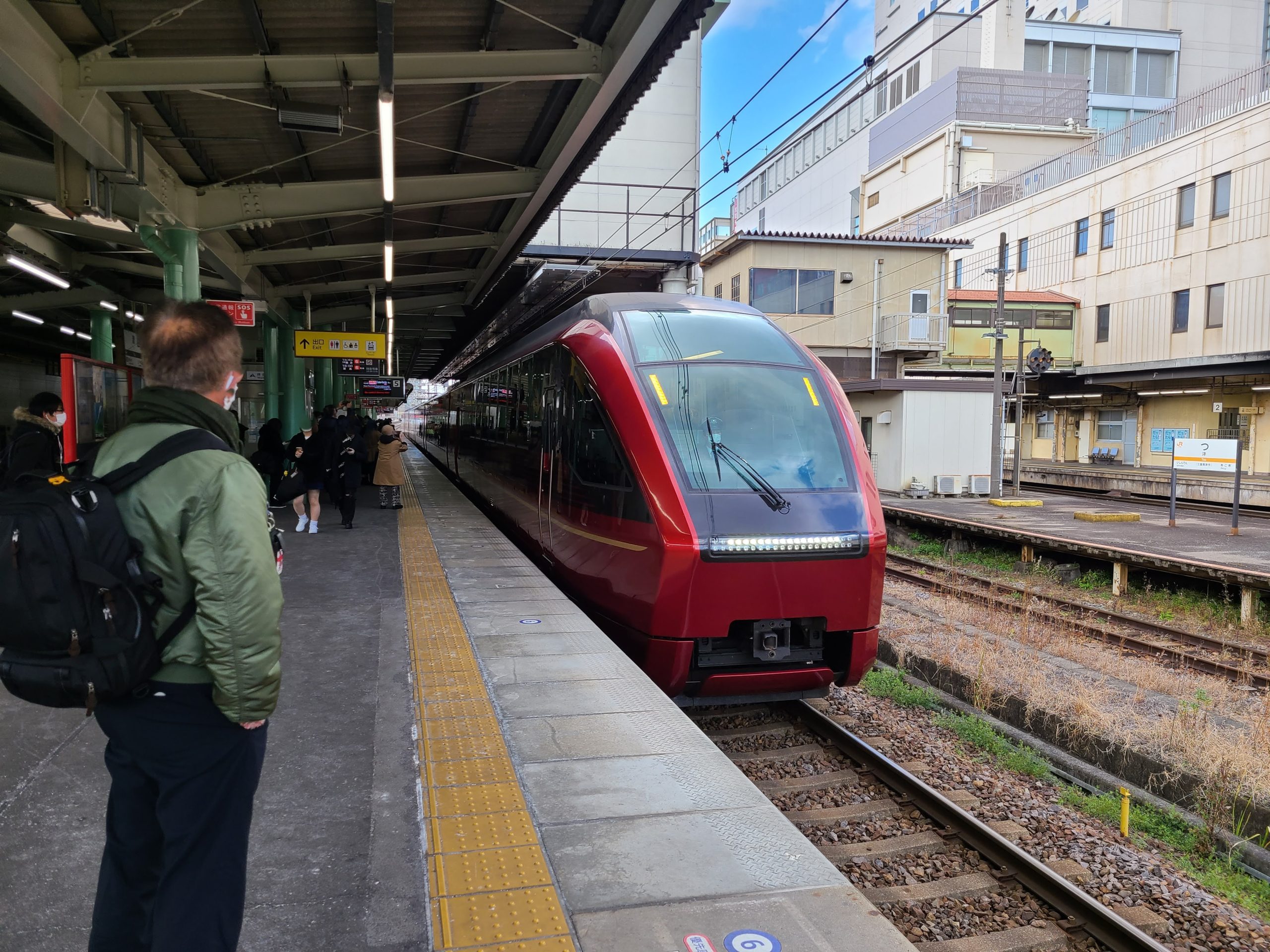 津駅に到着した特急ひのとり