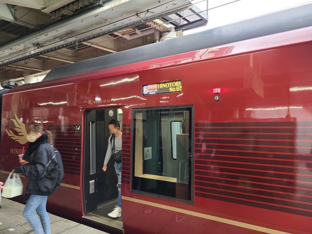 津に停車するひのとり