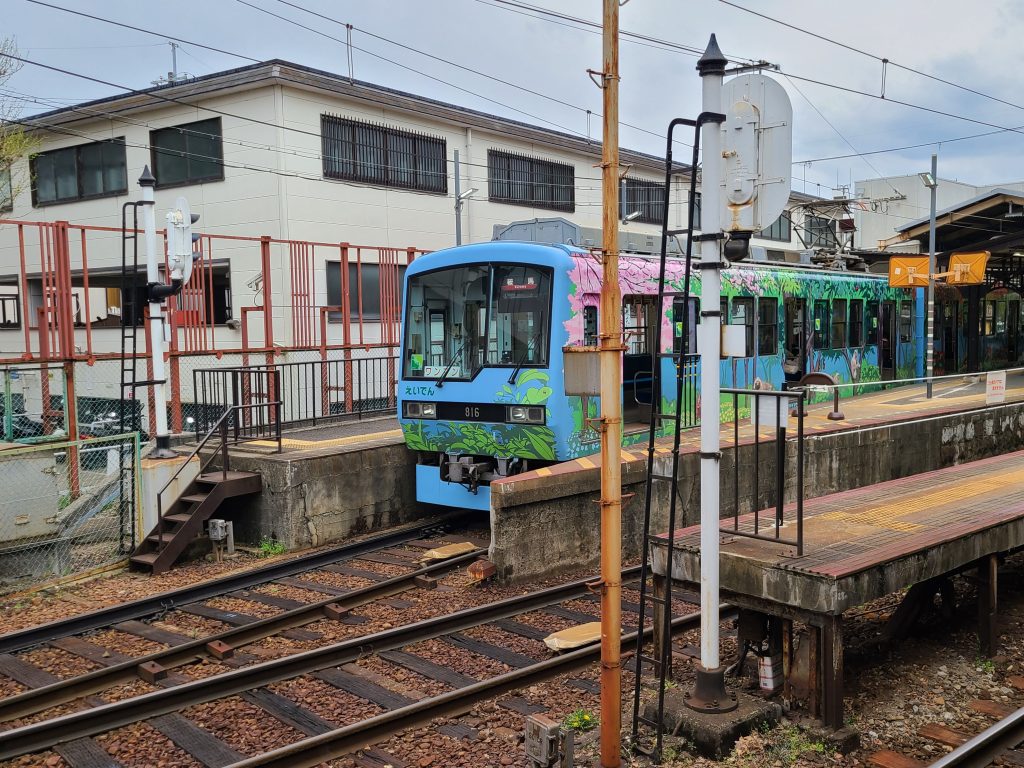 出町柳駅で出発を待つ　鞍馬行き電車