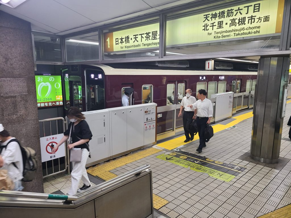 堺筋線長堀橋駅に停車する天下茶屋ゆき（阪急車）
