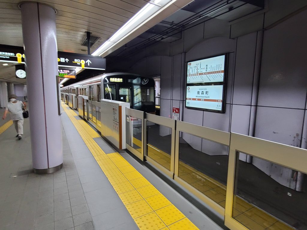 南森町駅に停車する普通：高槻市ゆき