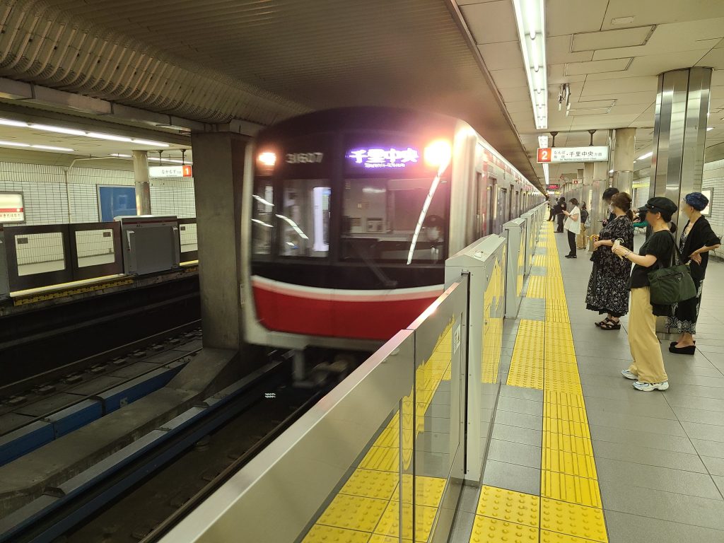 あびこ駅に到着する千里中央ゆき