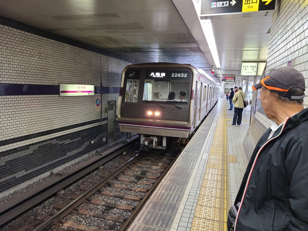 大阪メトロ谷町線八尾南駅の到着する谷町線八尾南ゆき電車