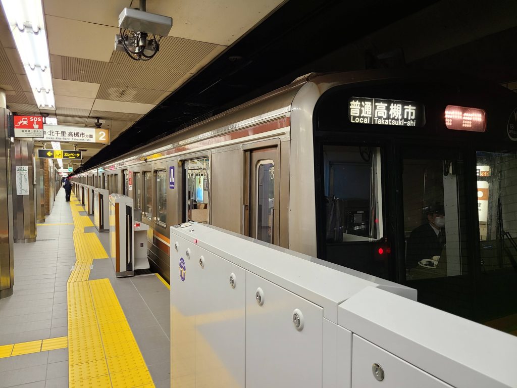 天神橋筋六丁目駅に停車する普通高槻市ゆき