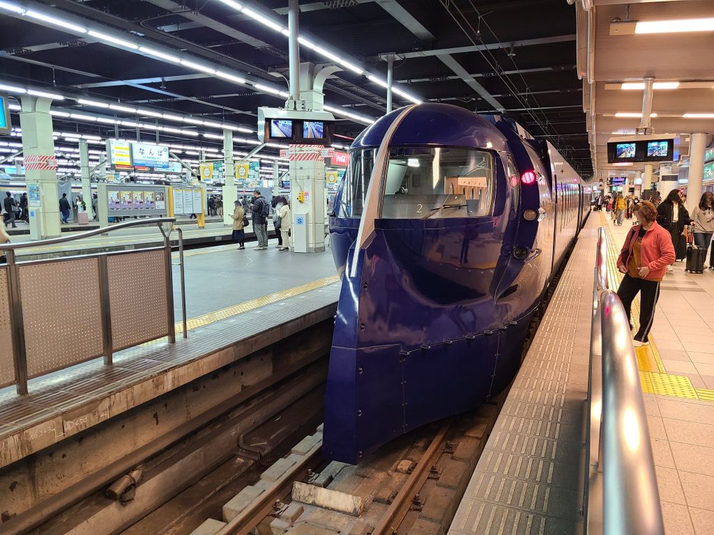 なんば駅に停車するラピート