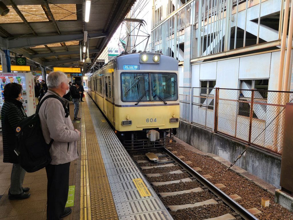 浜大津駅に到着する石山寺ゆき電車