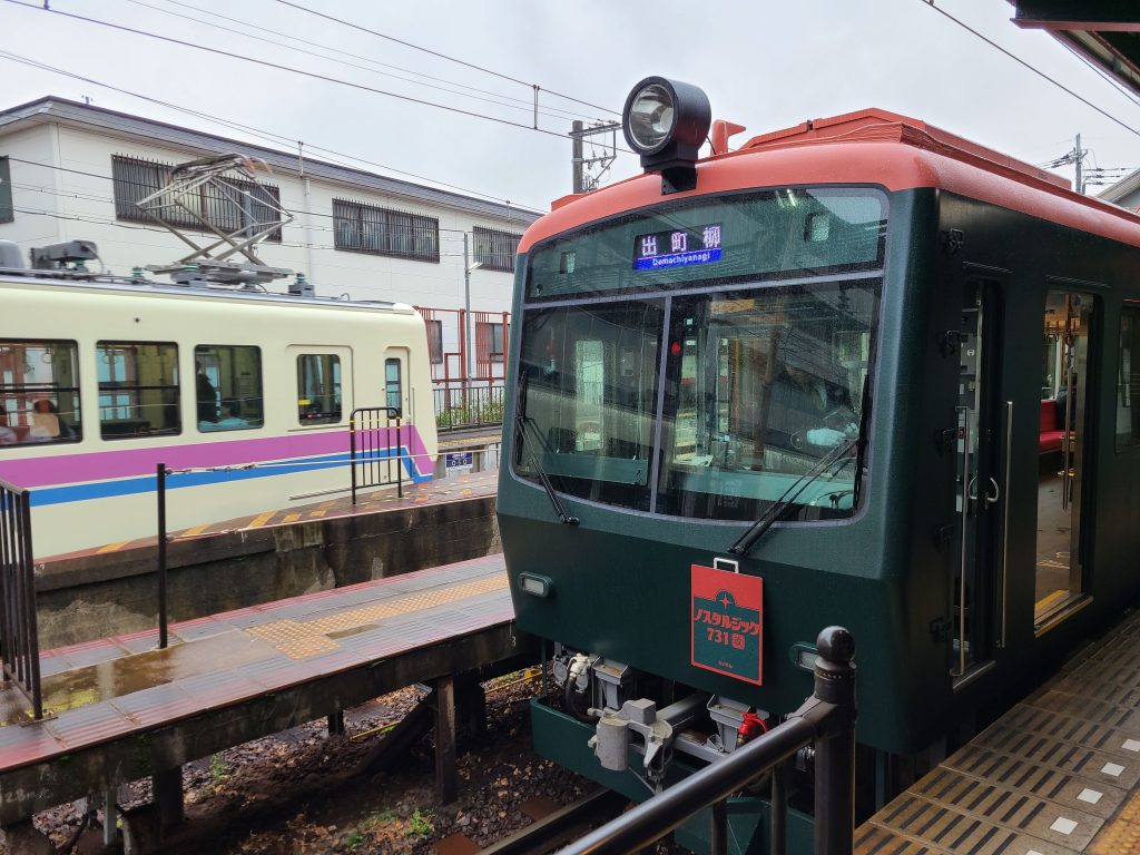 出町柳駅に到着した叡山電車
