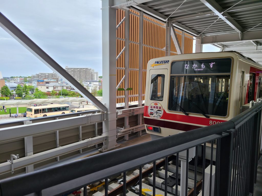 萱野中央駅に停車するなかもず行き電車