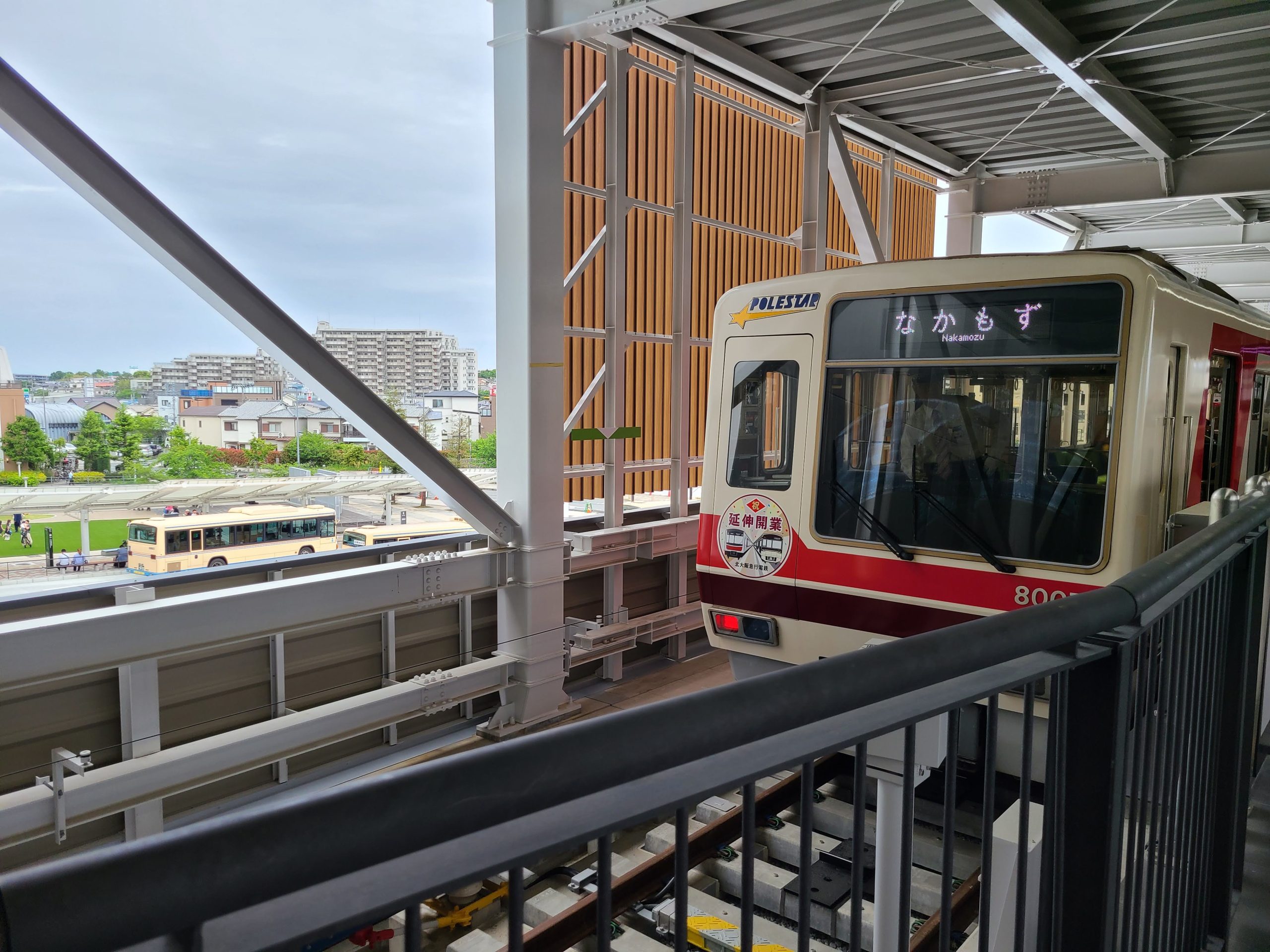 萱野中央駅に停車するなかもず行き電車