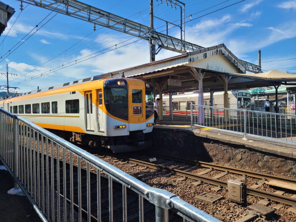 伊賀神戸駅に停車する特急鳥羽ゆき