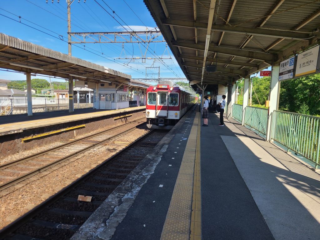 伊賀神戸駅に到着する急行大阪上本町ゆき