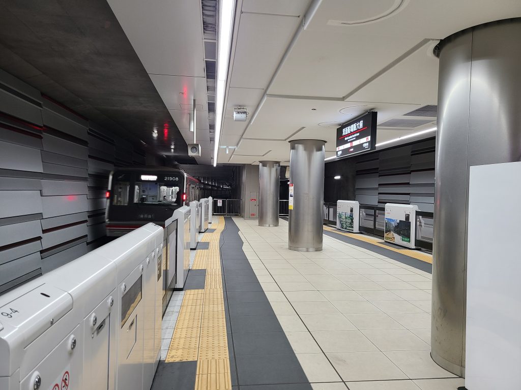 箕面船場阪大前駅ホーム