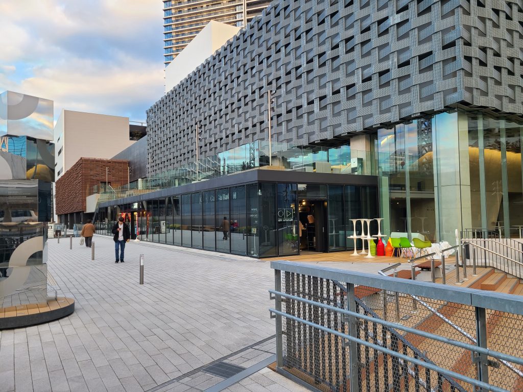 箕面船場阪大前駅すぐ近くの箕面市図書館