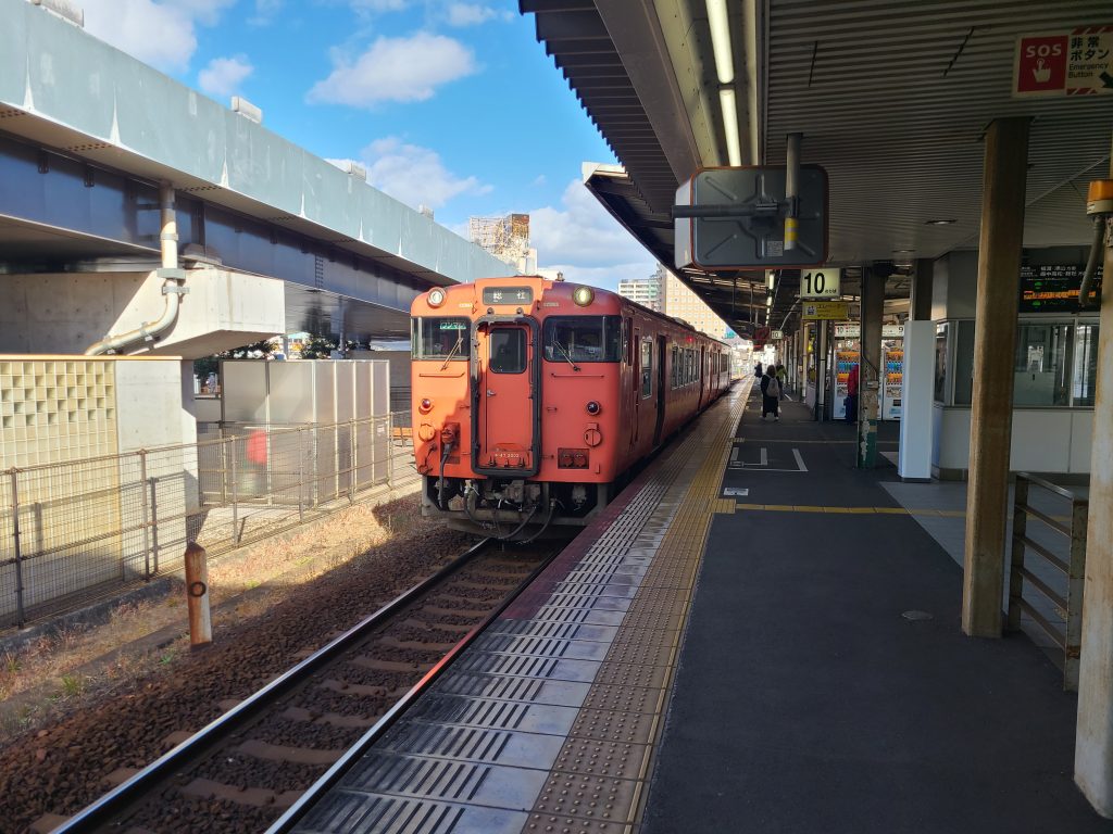 岡山駅で出発を待つ総社ゆき列車