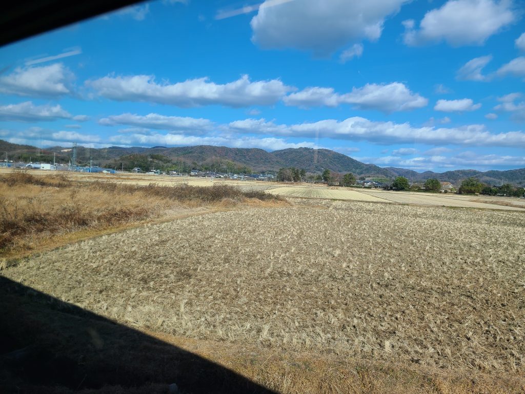 吉備線の車窓（備中高松城の城跡）の山