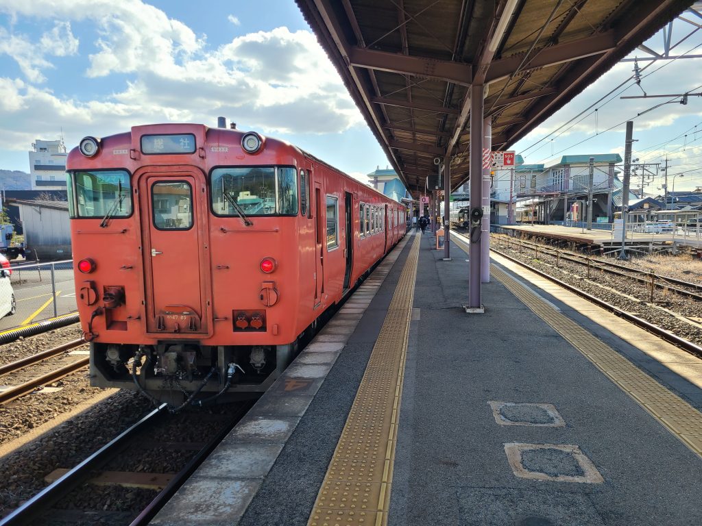 総社駅に停車する吉備線列車