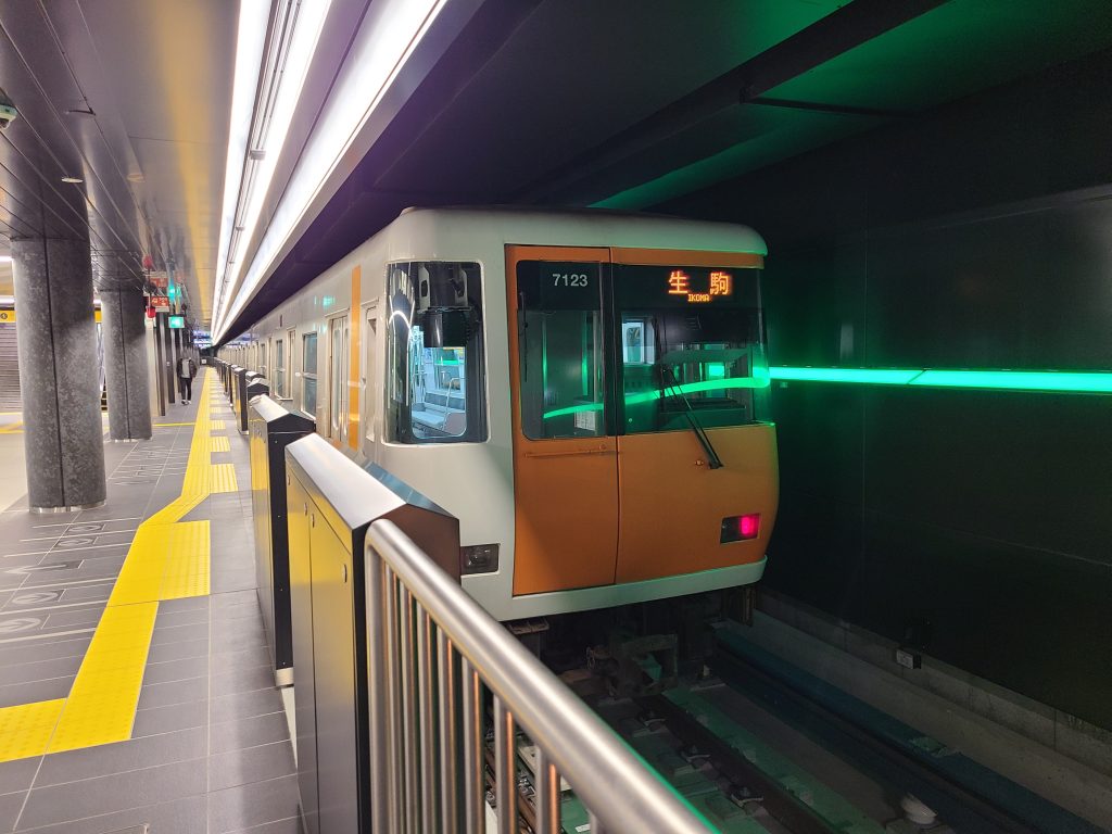 夢洲駅に停車する近鉄生駒ゆき（近鉄車）