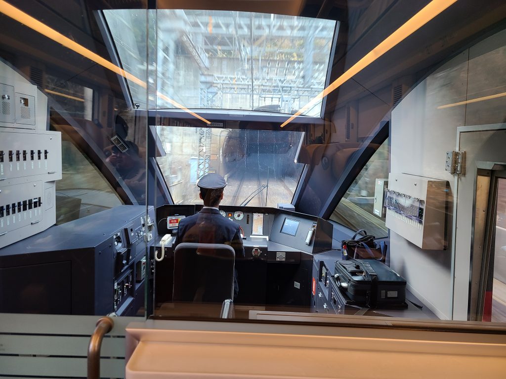 新青山トンネルに入るひのとり車窓