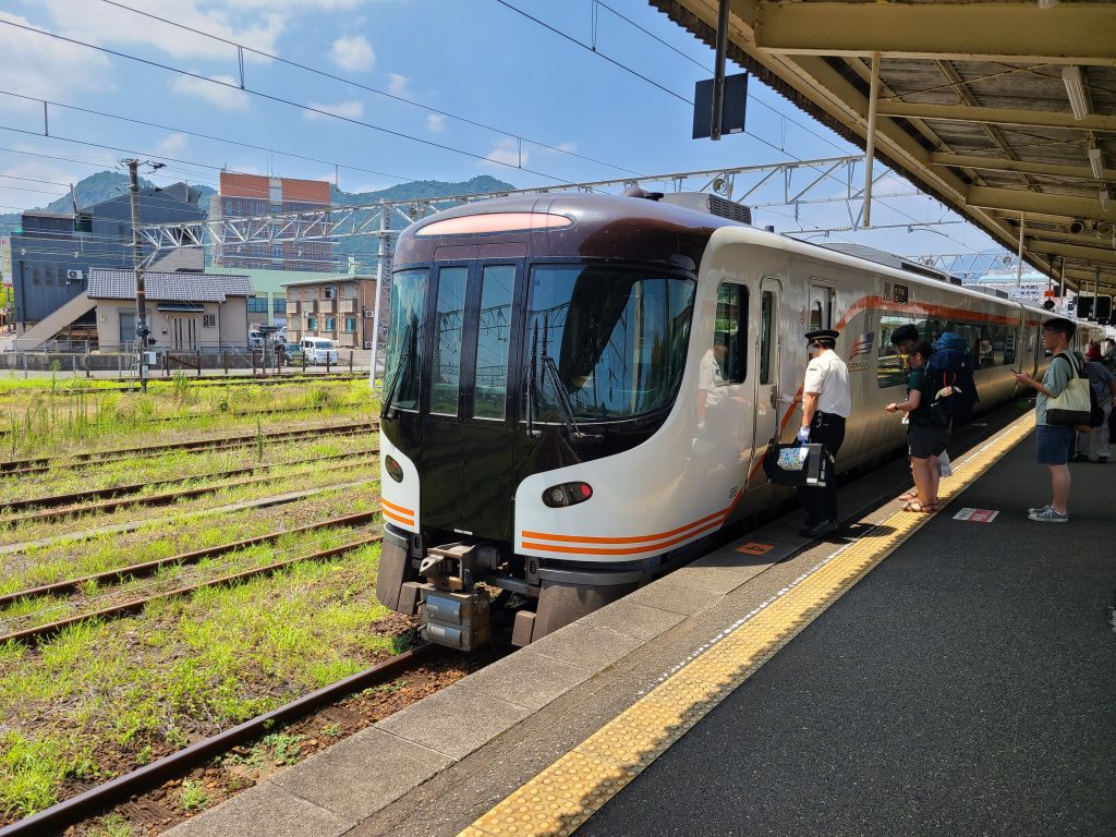 新宮駅に停車するＨＣ８５