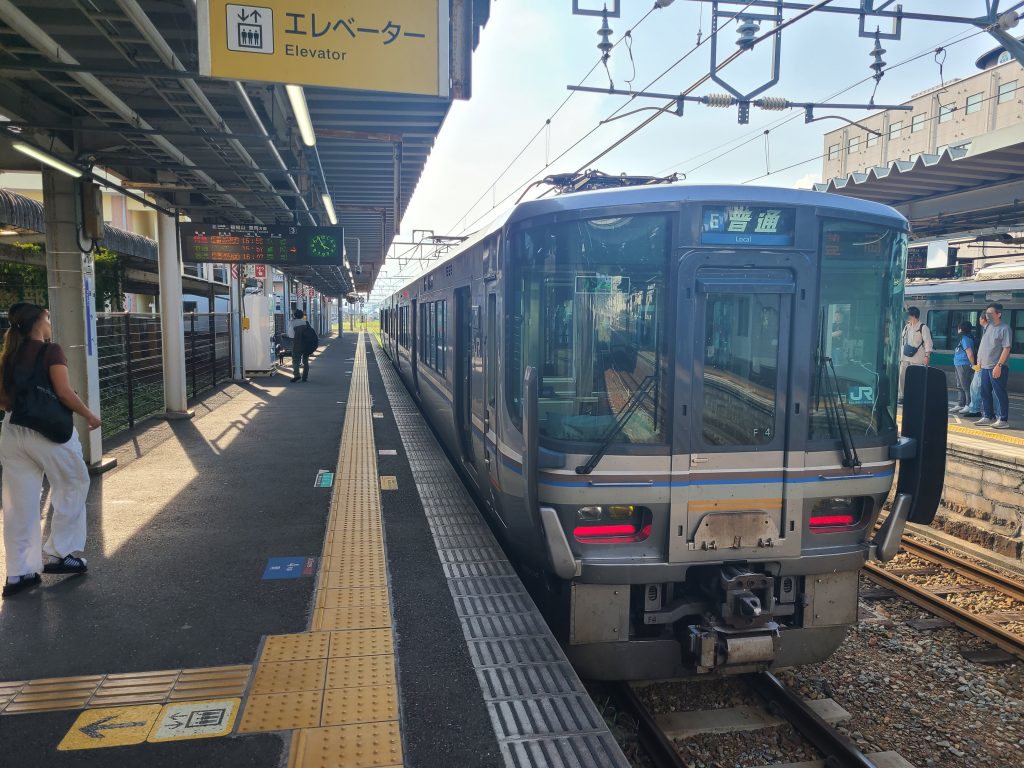 綾部駅に停車する福知山ゆき電車