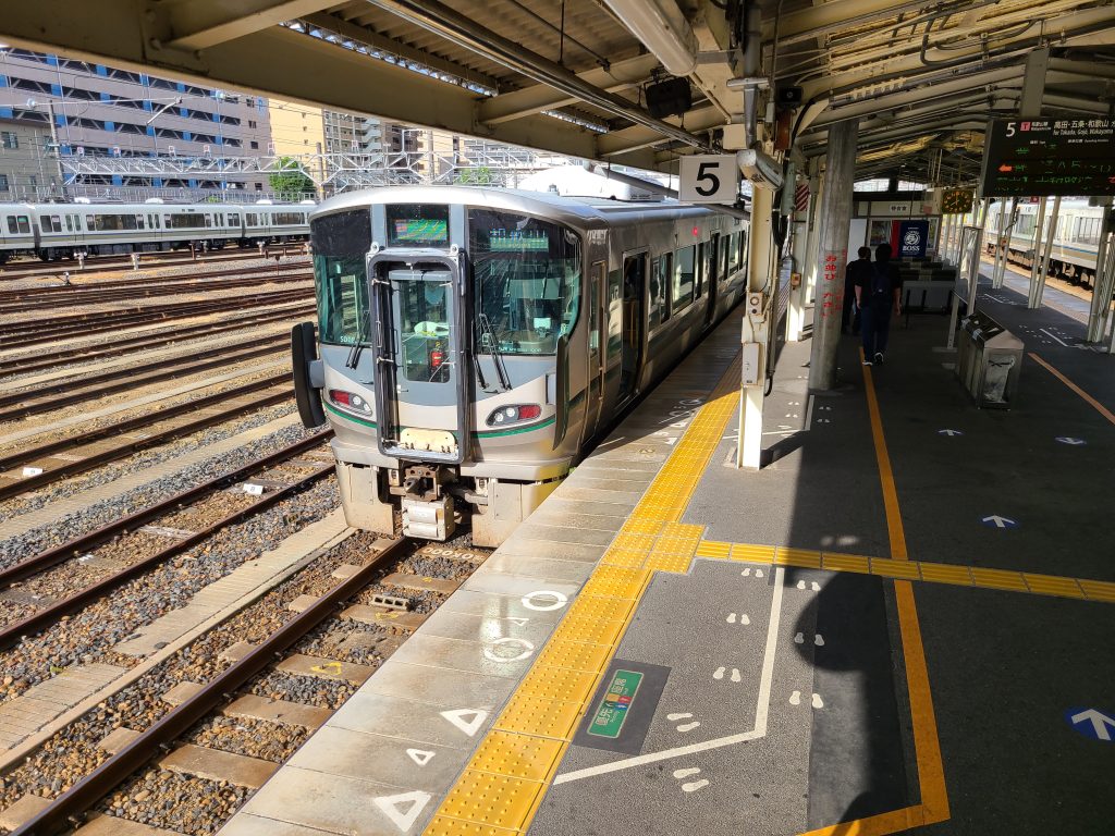 王寺駅で出発を待つ和歌山線和歌山行き