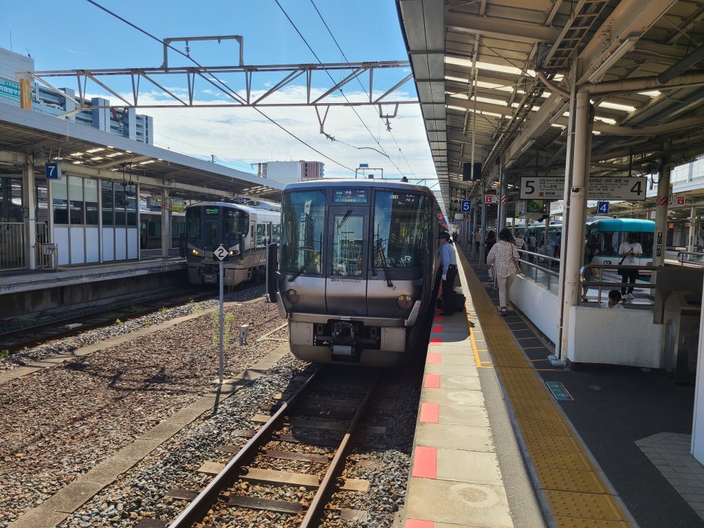 和歌山駅に停車する和歌山線電車