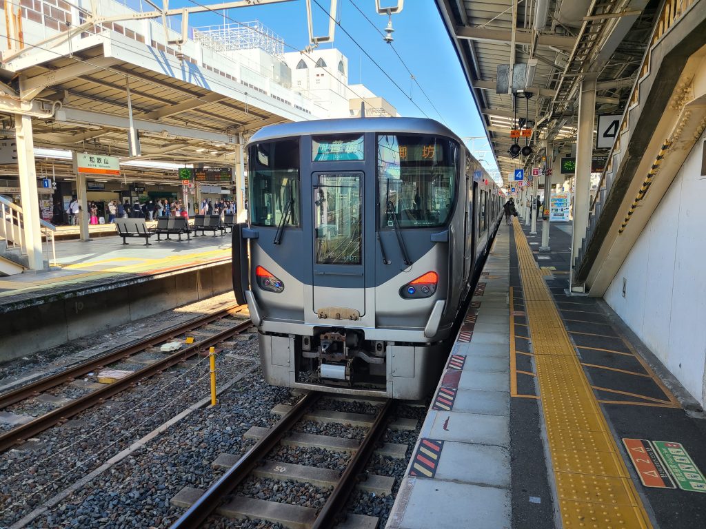 和歌山駅に停車する普通御坊ゆき