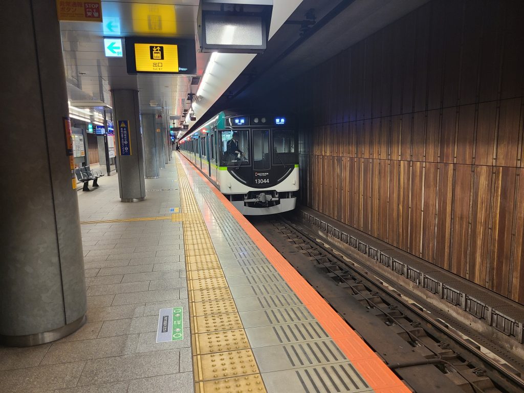 中之島駅で出発を待つ普通萱嶋ゆき