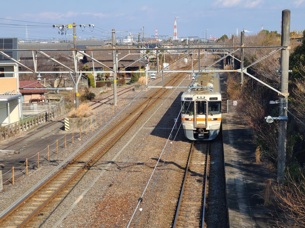 ＪＲ関西本線　河原田駅の到着する快速亀山ゆき