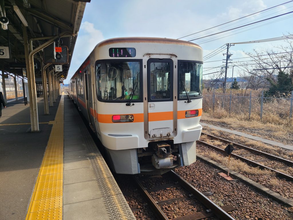 ＪＲ紀勢本線　亀山駅の停車する鳥羽ゆき