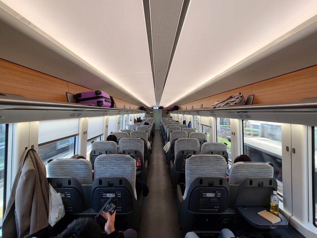 ひのとり　レギュラーシート車内