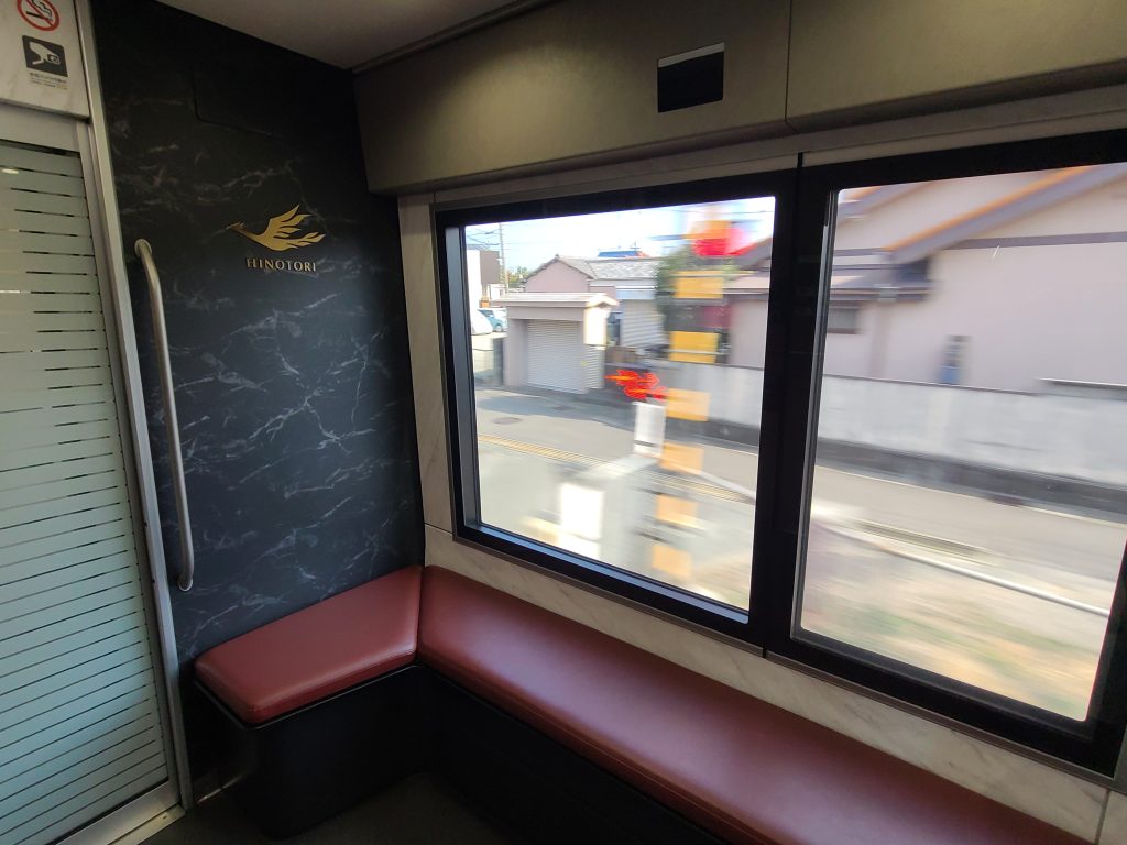 ひのとり車端部の休憩スペース