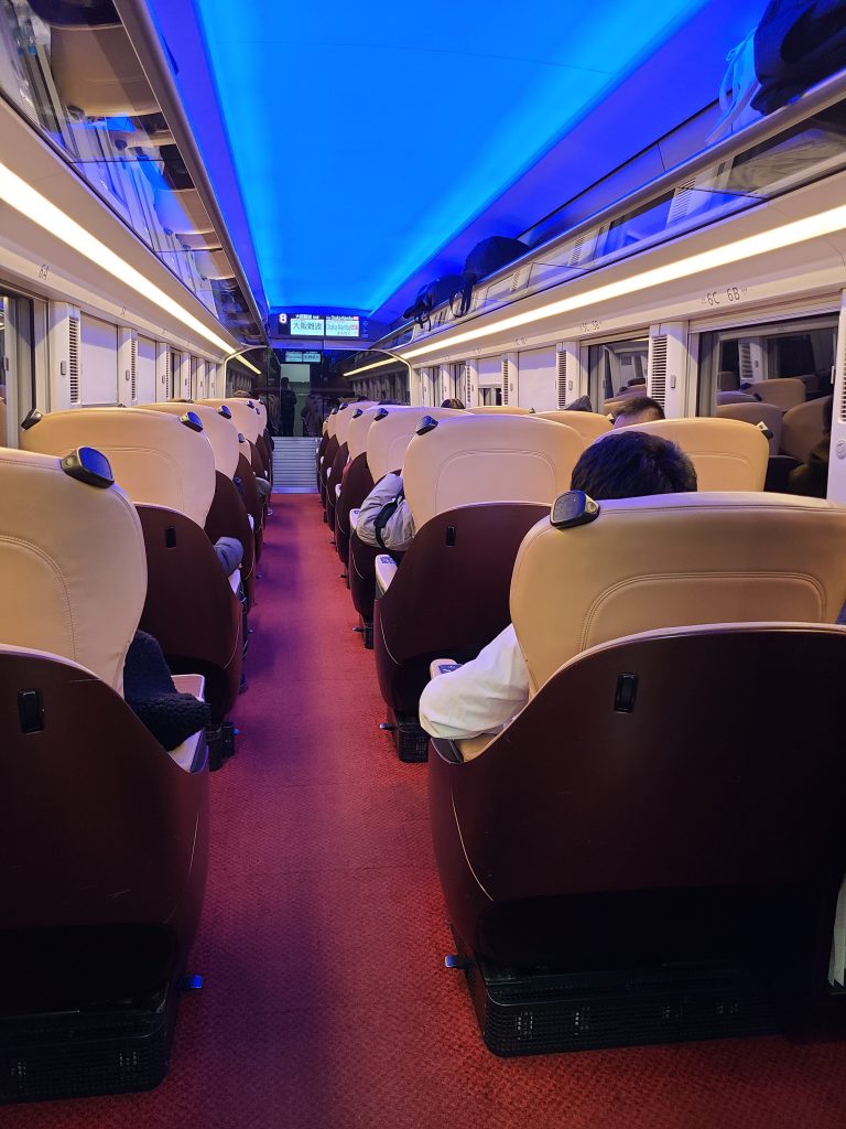 大阪難波到着前のプレミアムシート車内①