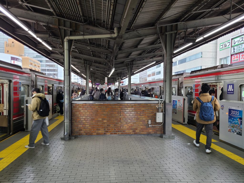 大阪メトロ御堂筋線江坂駅ホーム①