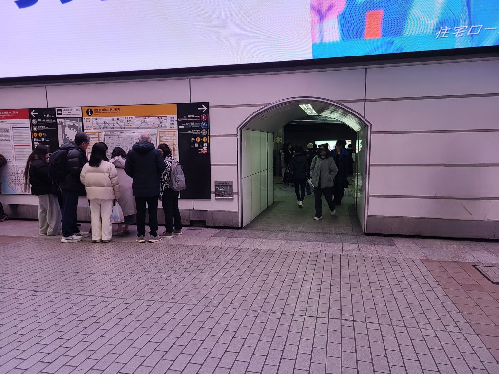 大阪メトロ御堂筋線梅田駅ホーム内通路